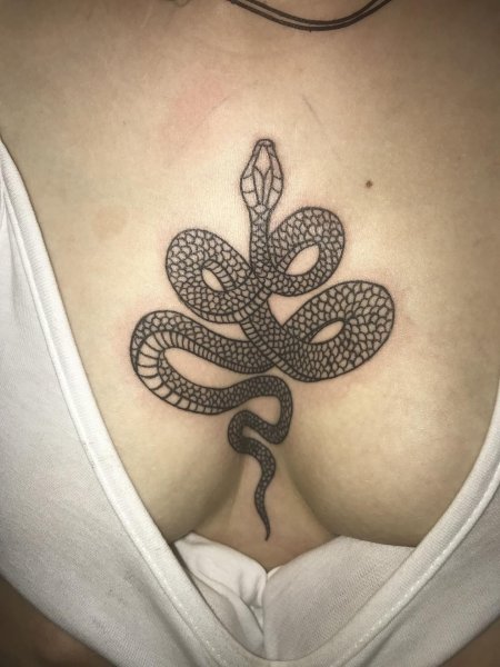Тату змеи для девушек