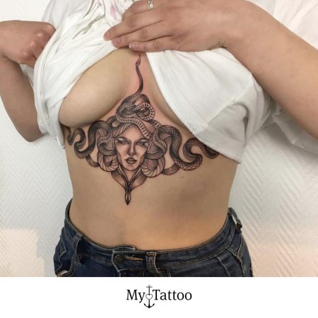 Медуза горгона тату под грудиной