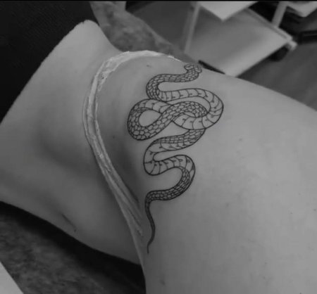 Змея на бедре тату
