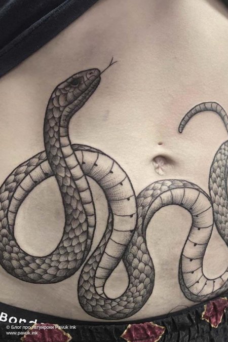Тату змея на животе