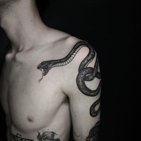 Тату со змеей
