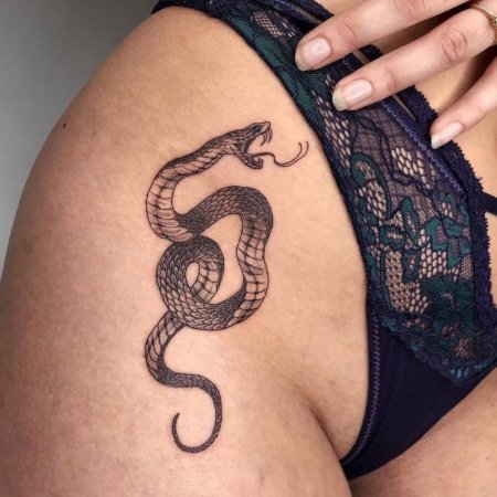Тату змеи на бедре