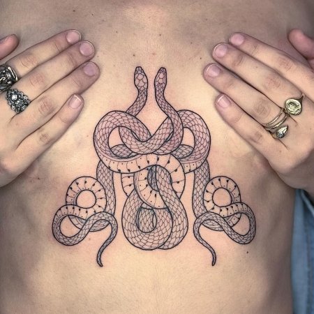 Тату змея под грудиной