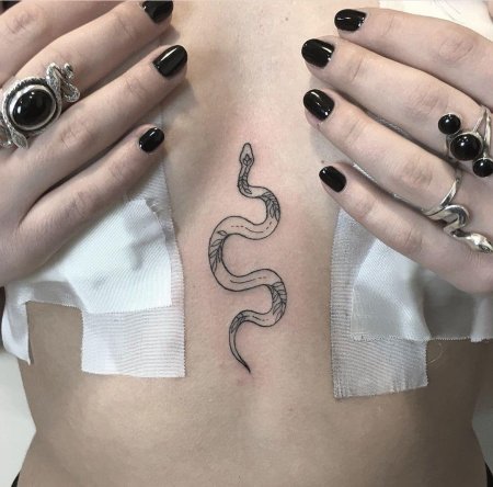 Тату змея маленькая