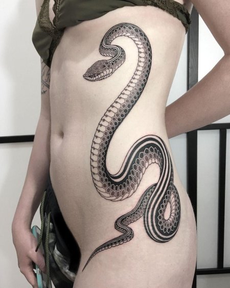 Тату для девушек змея