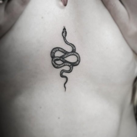 Тату змея маленькая для девушки