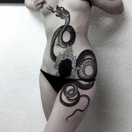 Тату змея на бедре для девушек
