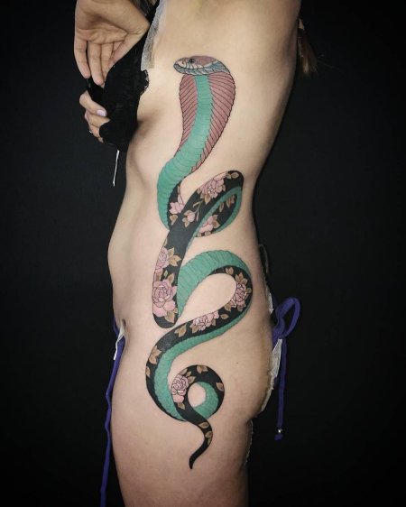 Тату змея женская