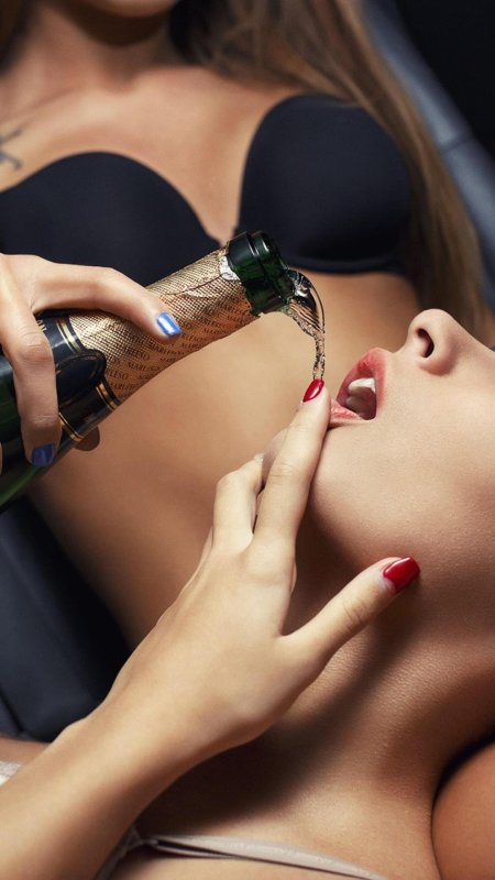 Девушки с шампанским