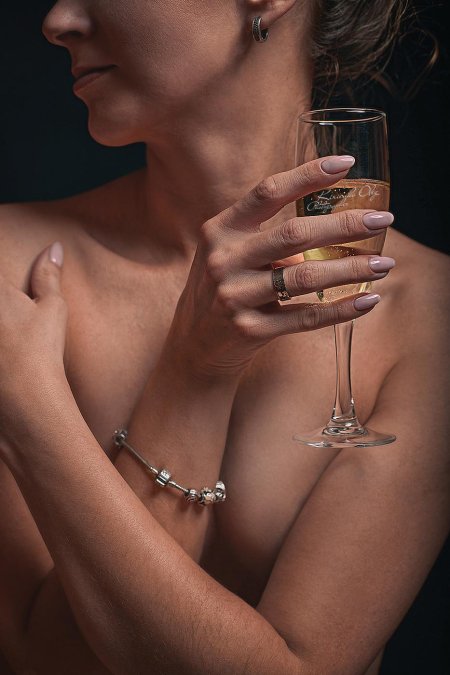 Девушки ню с шампанским