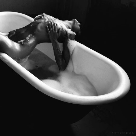 Девушка в ванной ню арт