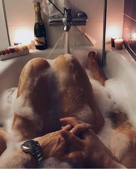 Влюбленные в ванной