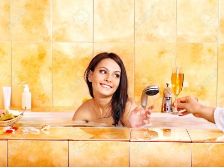 Женщины в ванной