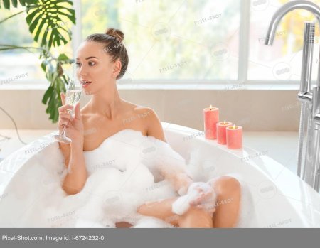 Девушка в ванне с вином