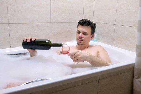 Мужчина лежит в ванной