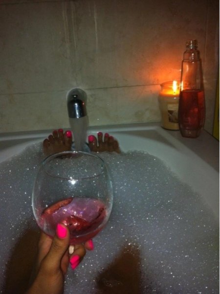 Бокал шампанского в руке девушки