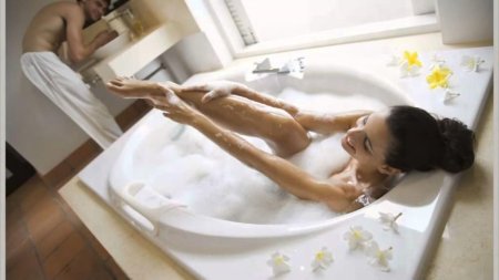 Мужчина и женщина в ванной