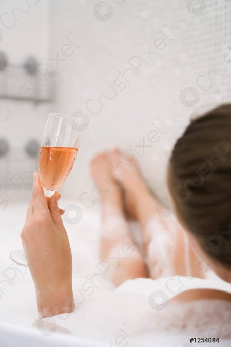 Девушка в ванной с бокалом вина