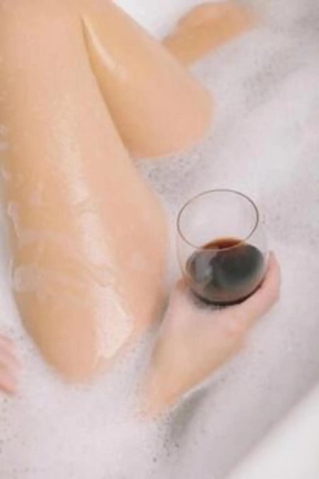 Женские ноги в ванной в пене