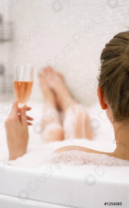 Девушка в ванне с вином