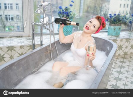 Девушка в ванной