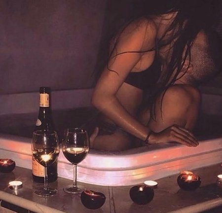 Девушка с алкоголем