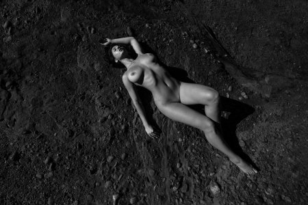 Стеснительные женщины ню