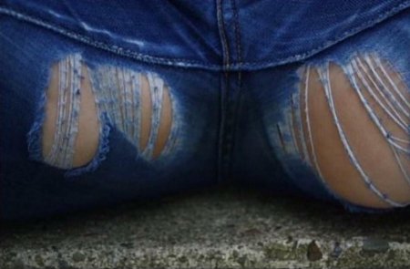 Рваные джинсы на попе