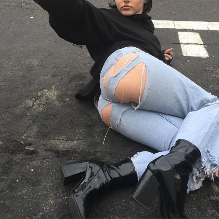 Рваные джинсы на попе