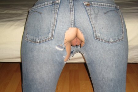 Порванные штаны на заднице