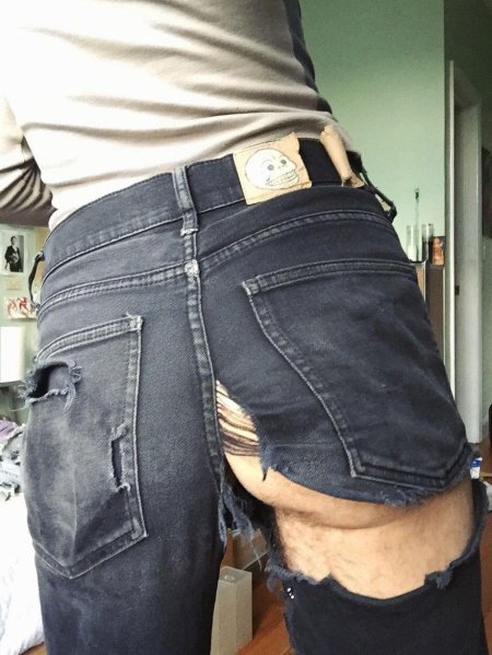 Мужская задница в джинсах