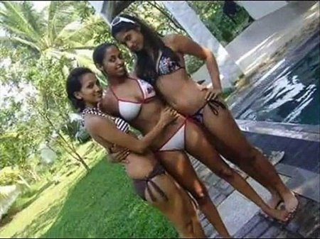 Голые девчонки развлекаются