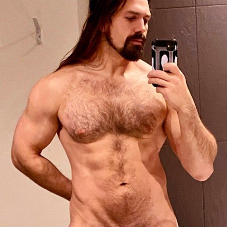 Мужчина с длинными волосами