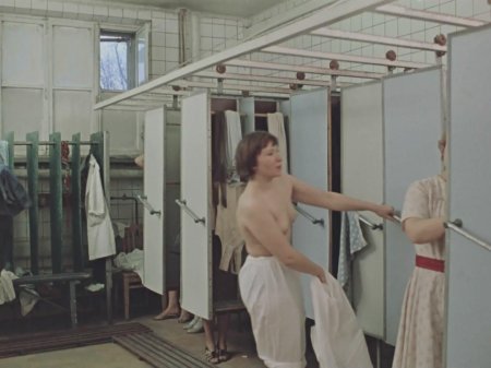 Обнаженка в фильме москва слезам не верит