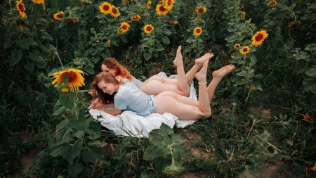 Голые девки в подсолнухах