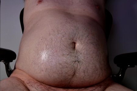 Толстый мужчина с большим животом