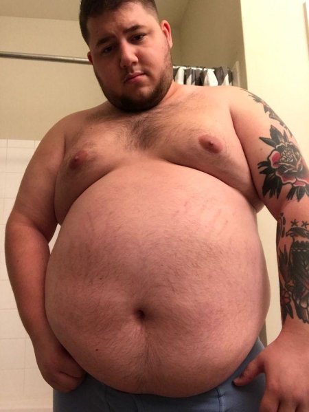 Толстый мужчина с большим животом