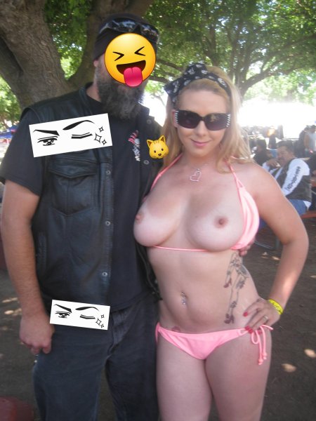 Огромная грудь на публике