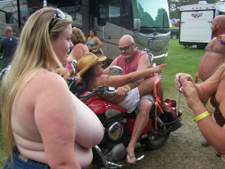 Байкер женщина толстая голая