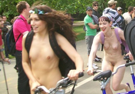 Лондонский велопробег world naked bike ride
