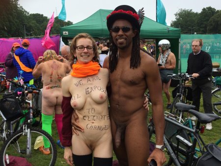 Голый велопробег вагина