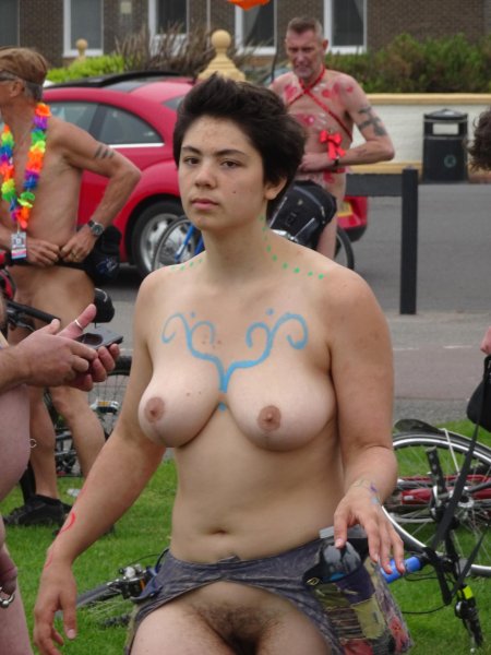 Голый велопробег голые женщины трогают члены