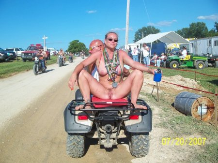 Девушка на квадроцикле