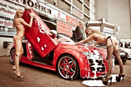 Голая красавица у машины
