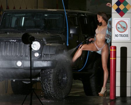 Сексуальная брюнетка