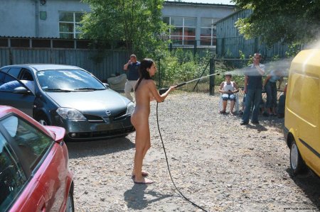Голые девушки моют машину