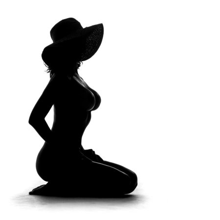 Силуэт девушки в шляпе