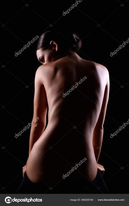 Голая девушка со спины
