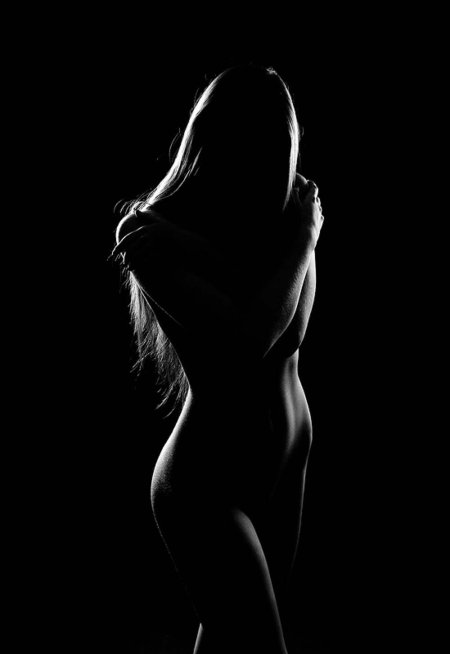 Силуэт голой женщины