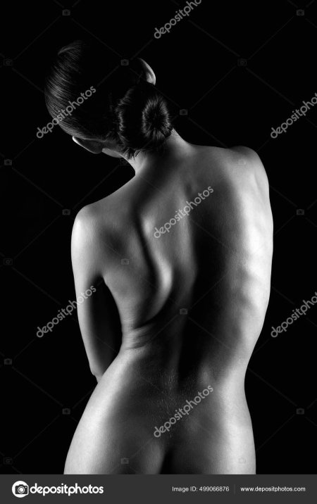 Голая девушка со спины